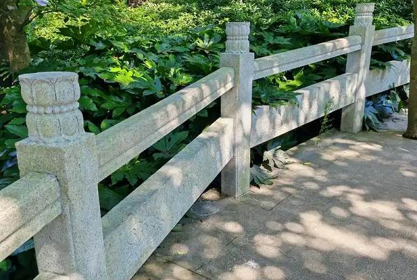 大理白族自治州大连花岗岩栏杆和青石栏杆哪个好 案例一